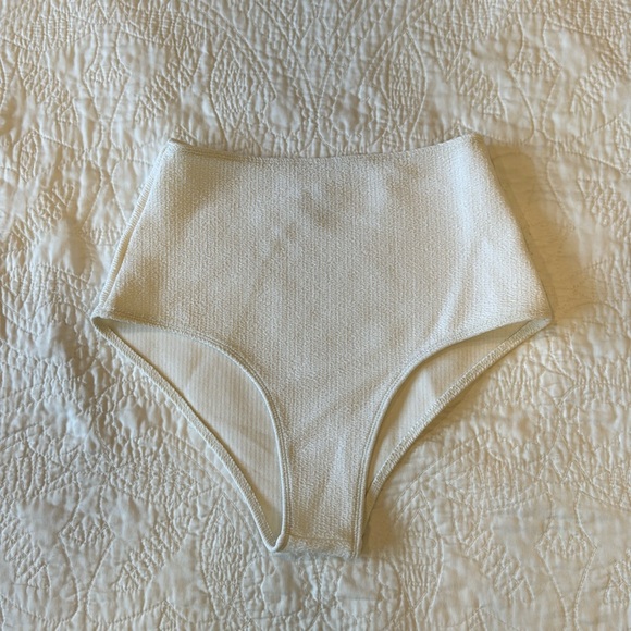 CLOSET CLEAROUT ✨ Mikoh Lami White Textured High Waist Bikini Bottoms Size Small - Picture 3 of 5